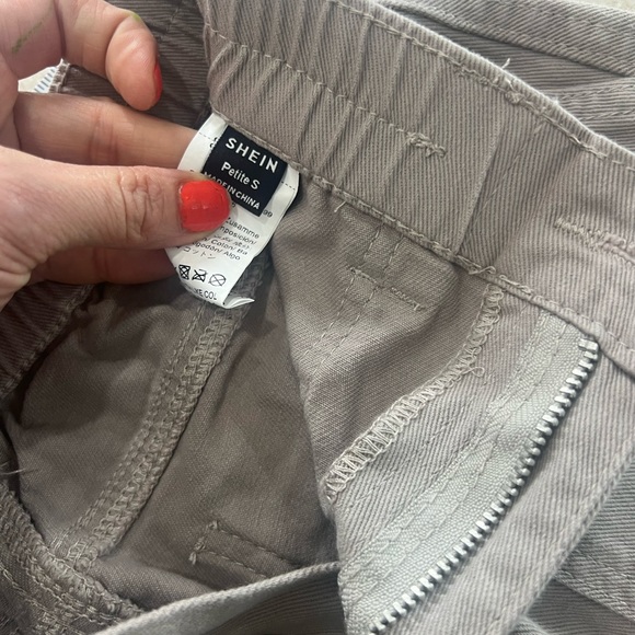 SHEIN PETITE High Waist Flap Pocket
Cargo Jeans
Color: Grey - Picture 6 of 11